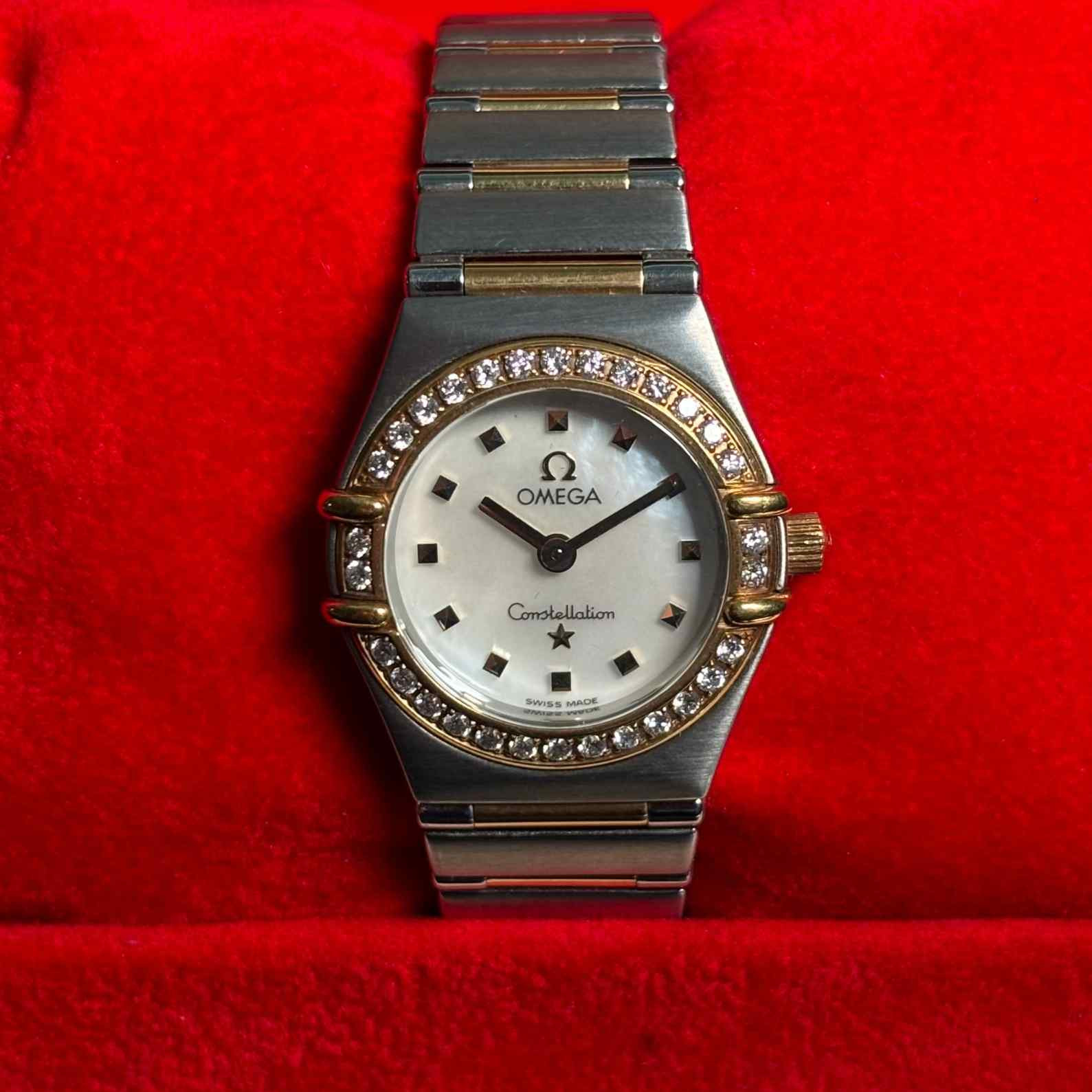 ساعت زنانه امگا 22.5 میلیمتری وسط میخ طلا صفحه صدف زه برلیان Omega Constellation