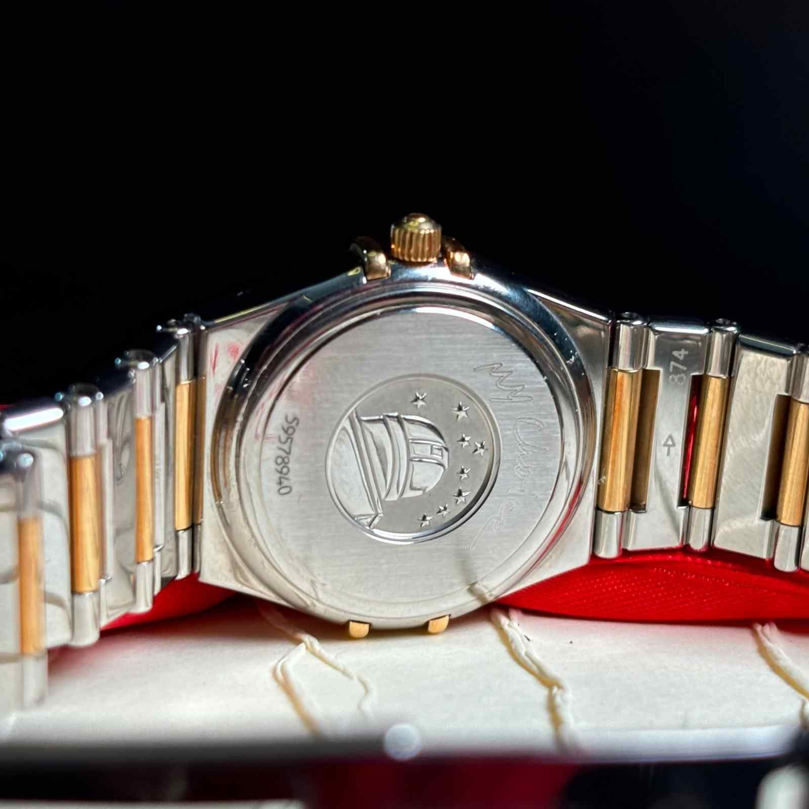 ساعت زنانه امگا  25.5 میلیمتری وسط میخ طلا صفحه صدف  تمام برلیان   Omega Constellation